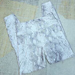 Nine West Gray Snakeskin Athletic Leggings w/ Pockets & Reflective Detail – M
